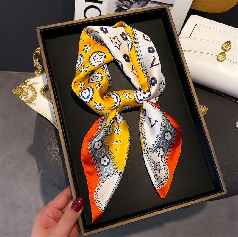 Sciarpa quadrata da 70 cm per  - Ascot Neck Scarf recensione e prezzo